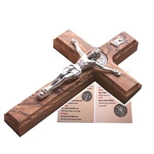 Holy Land Market Saint Benedikt Wandkruzifix – handgefertigtes Olivenholzkreuz, silberfarbener Korpus, katholische Heimdekoration, 30,5 cm - Image 4