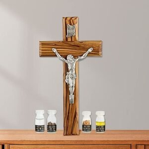 MaMeMi KRUZIFIX aus OLIVENHOLZ ca. 15 x 7,5 cm – mit KORPUS & 4 ESSENZEN aus dem HEILIGEN LAND – inkl. GESCHENKVERPACKUNG & ZERTIFIKAT – Kreuz mit OLIVENÖL, JORDANWASSER, ERDE & WEIHRAUCH - Image 10