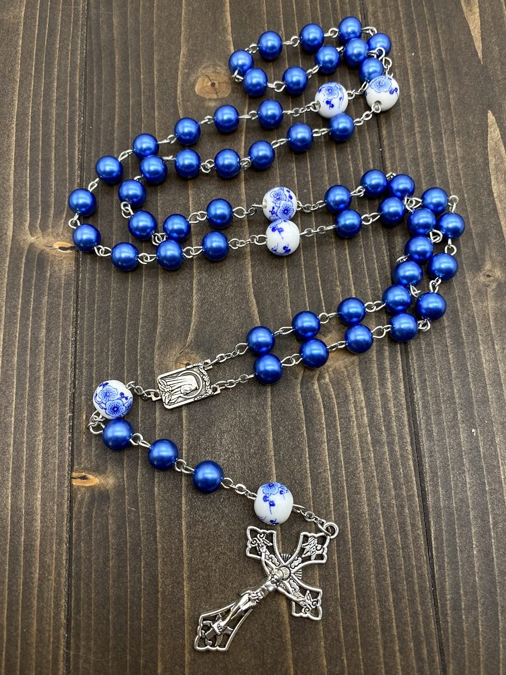 Nazareth Store Rosenkranz mit blauen Perlen, weiße Blumen, Perlen, Halskette, Lourdes-Medaille und Kreuz-Kruzifix, 50 cm, Zink, Blaue Perle - Image 2