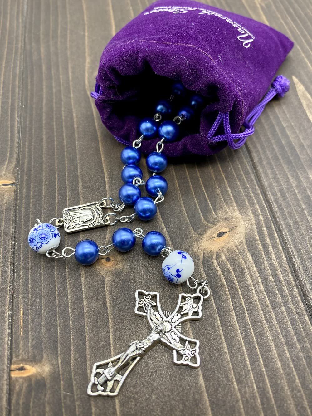 Nazareth Store Rosenkranz mit blauen Perlen, weiße Blumen, Perlen, Halskette, Lourdes-Medaille und Kreuz-Kruzifix, 50 cm, Zink, Blaue Perle - Image 3