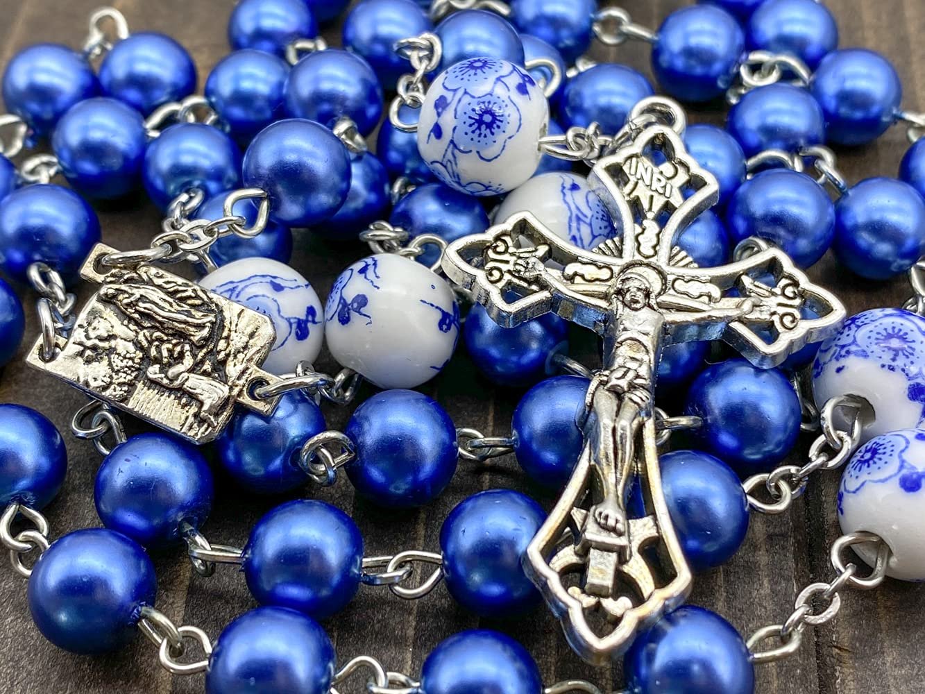 Nazareth Store Rosenkranz mit blauen Perlen, weiße Blumen, Perlen, Halskette, Lourdes-Medaille und Kreuz-Kruzifix, 50 cm, Zink, Blaue Perle - Image 4