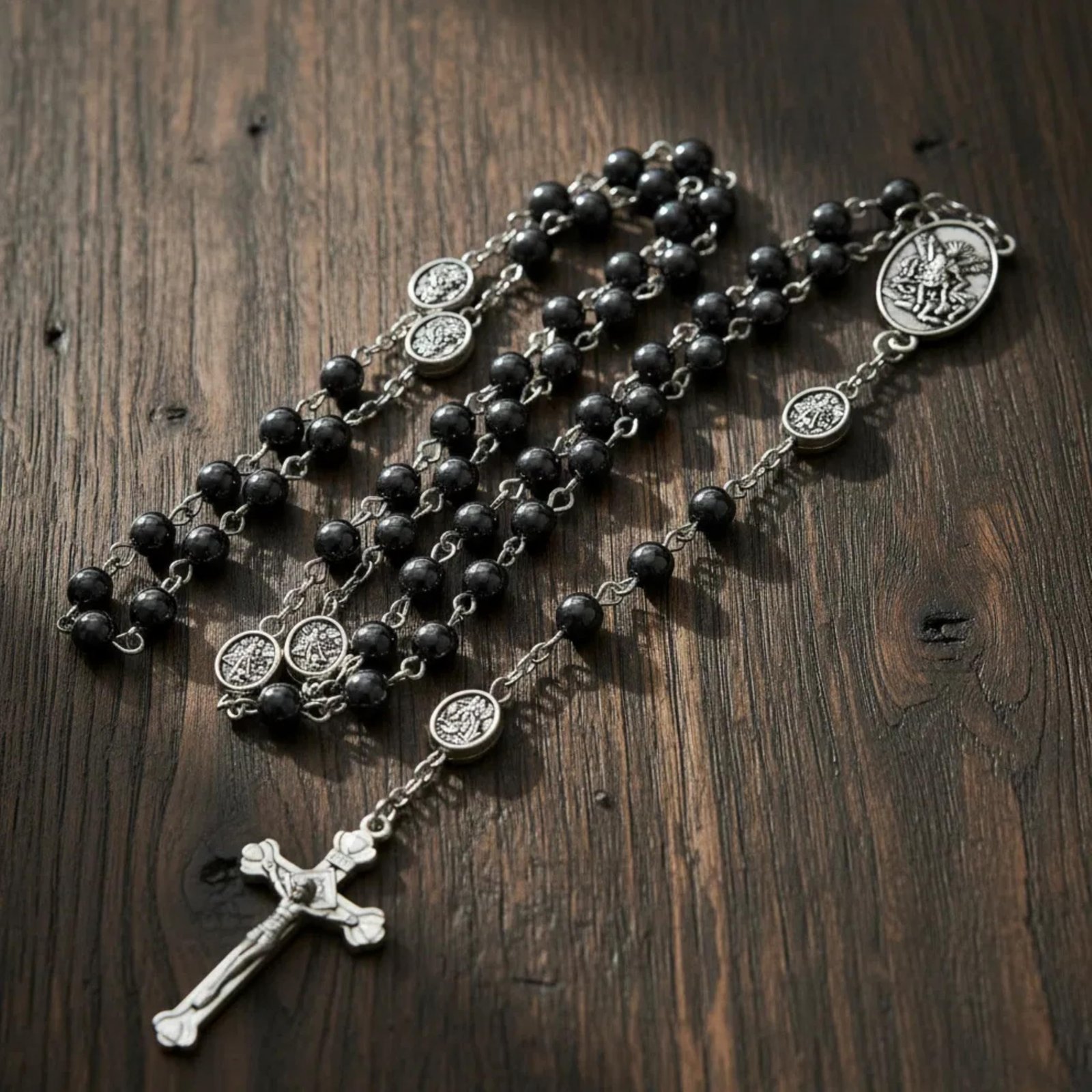Nazareth Store St. Michael Rosenkranz Halskette mit Hämatit-Steinperlen, Metallperlen, Glory Beads, Erzengel-Medaille und Kreuz, mit Metall-Geschenkbox (Silber | Jesus-Kreuz) - Image 2
