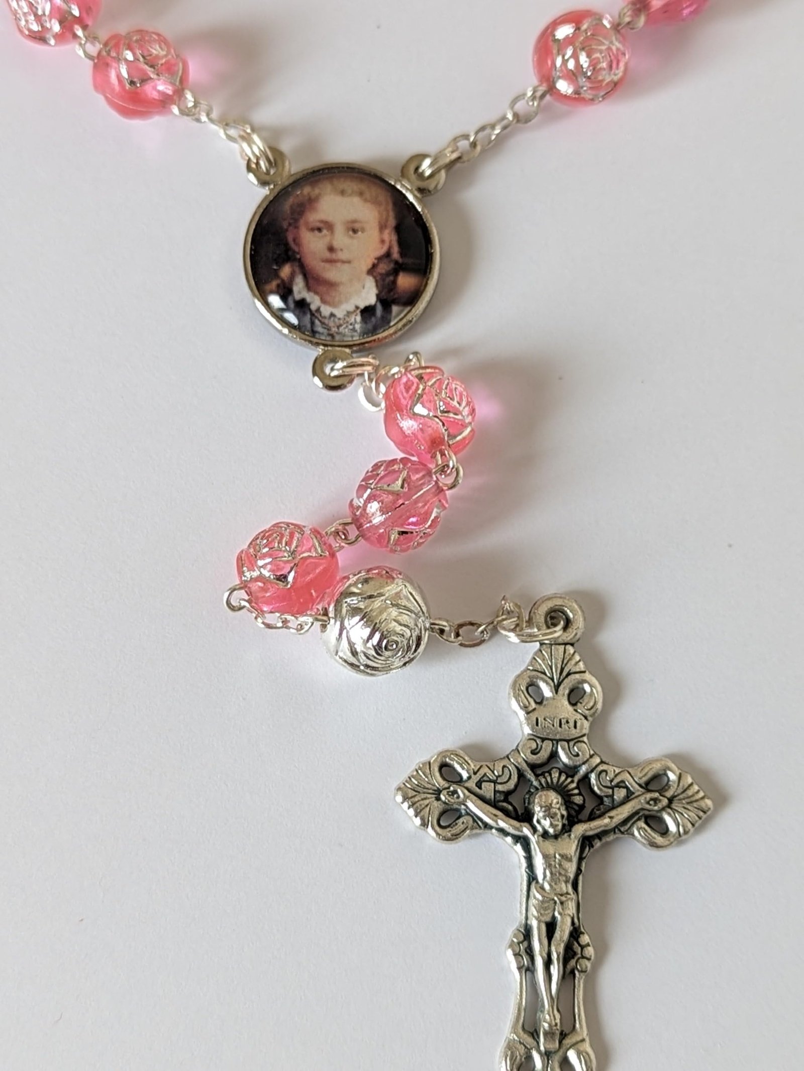 OVUNQUE PROTEGGIMI Rosenkranz der hl. Thérèse von Lisieux, Andachtsrosenkranz mit der hl. Thérèse vom Kinde Jesu, Handgefertigter Rosenkranz aus bunten Perlen mit Gebet - Image 4