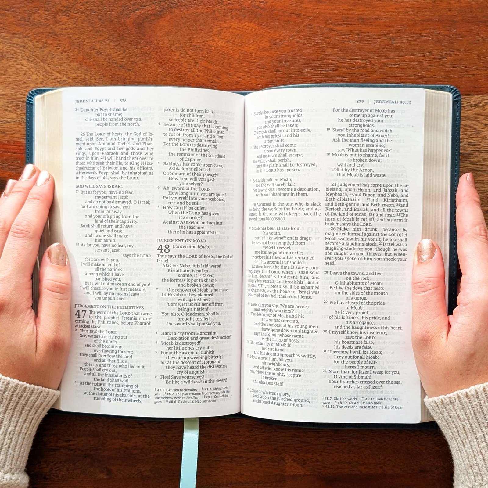 SacredBound Personalisierte katholische Bibel – NRSV katholische Ausgabe, blaugrünes Leder, weich, gravierter Name, komplette 73-Book-Bibel, Geschenk für Taufe, Konfirmation, RCIA (Name 02) - Image 4