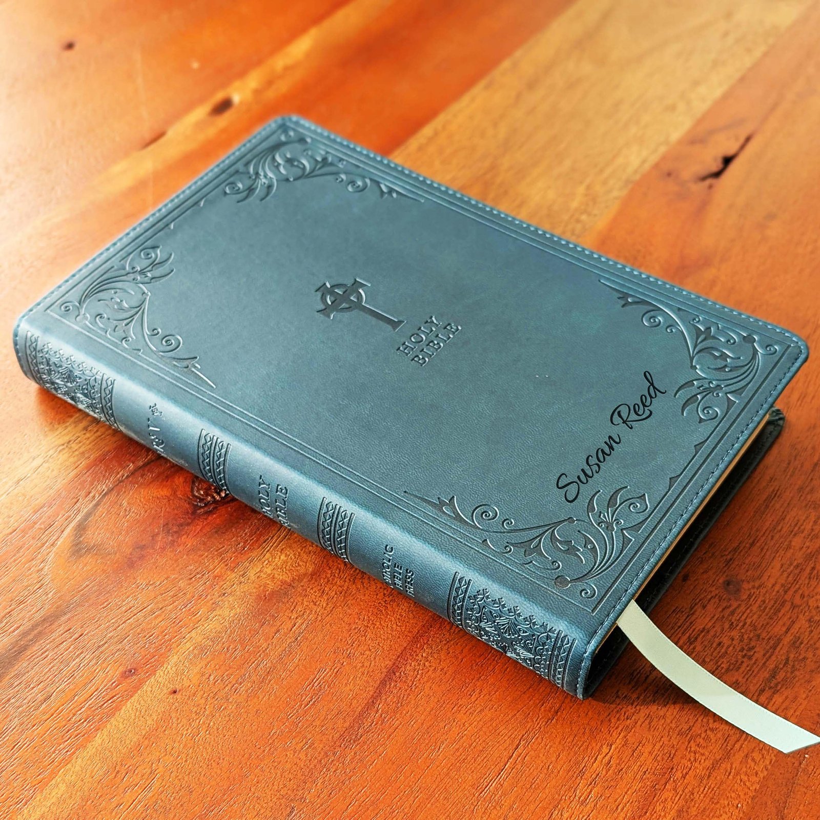 SacredBound Personalisierte katholische Bibel – NRSV katholische Ausgabe, blaugrünes Leder, weich, gravierter Name, komplette 73-Book-Bibel, Geschenk für Taufe, Konfirmation, RCIA (nur Name) - Image 3