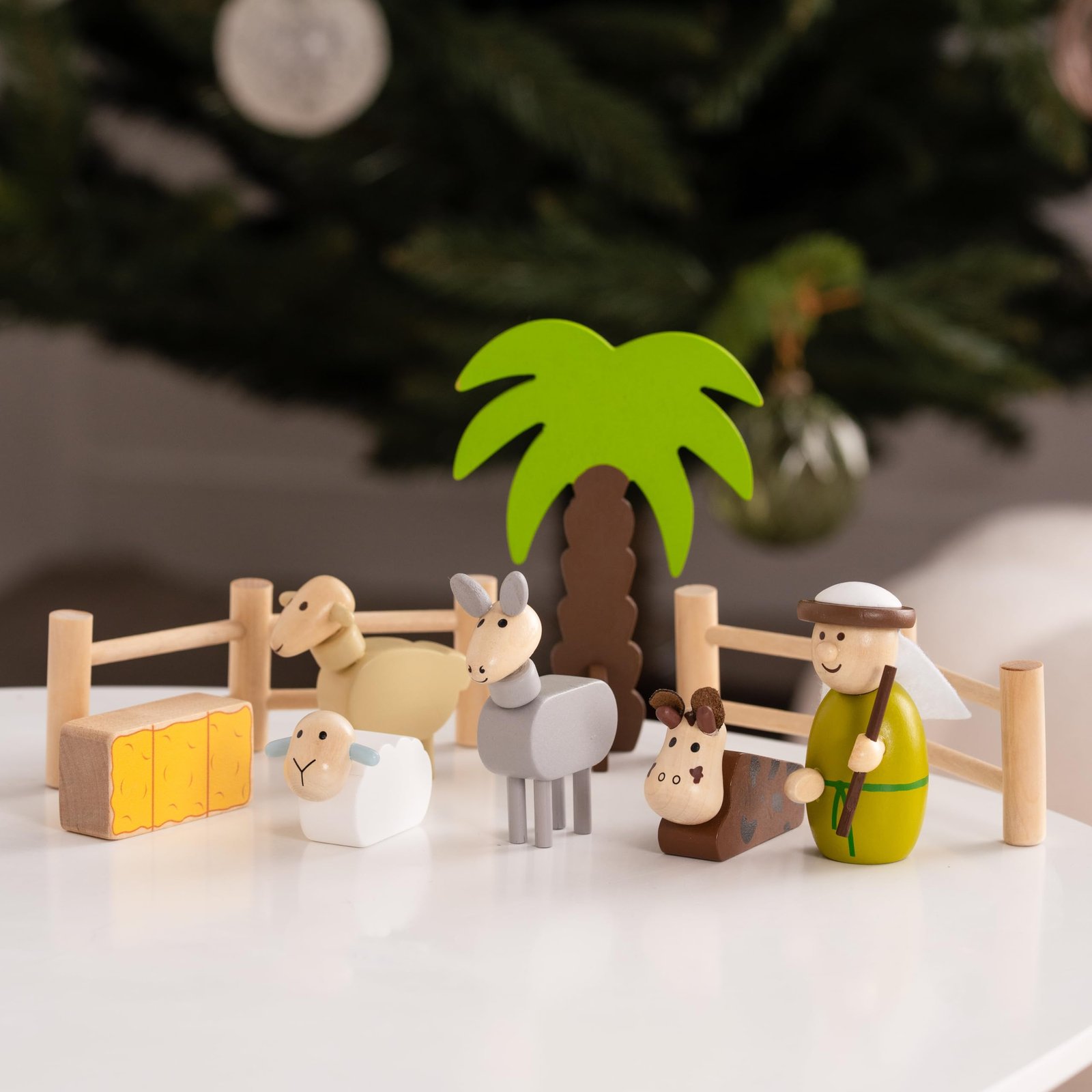 Weihnachtskrippe - Holz handbemalt - 18 Teile - mit Weihnachtsbaum – Krippenspiel für Kinder – farbenfrohe Deko & Geschenkidee - Stall mit Stern, Heilige Drei Könige, Maria & Josef, Ochs & Esel - Image 3
